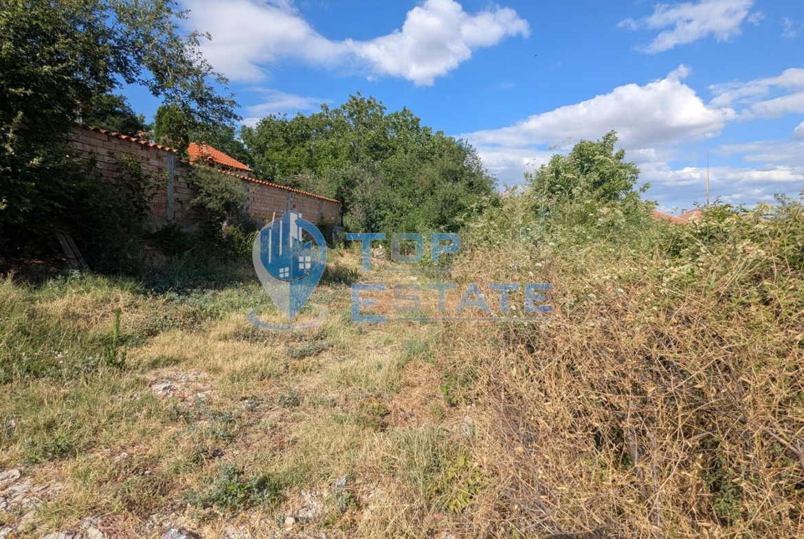 Парцел в регулация в покрайнините на град Горна Оряховица, обалст Велико Търново - 0