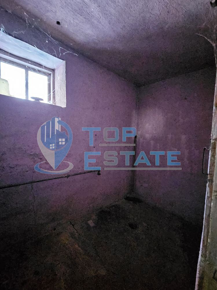 Голяма едноетажна тухлена къща с гараж в село Страхилово - 0