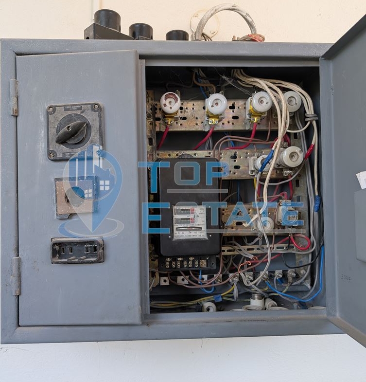 Търговска сграда в центъра на село Самоводене - 0