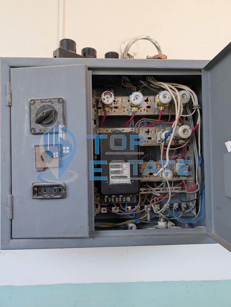 Търговска сграда в центъра на село Самоводене - 0