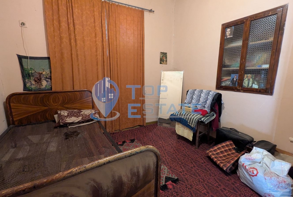 Двуетажна тухлена къща на главната улица в село Поликраище, област Велико Търново - 0