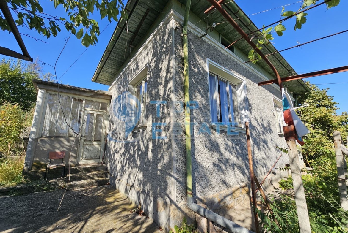 Тухлена къща с вътрешна тоалетна, гараж и голям двор в село Българско сливово, област В. Търново - 0