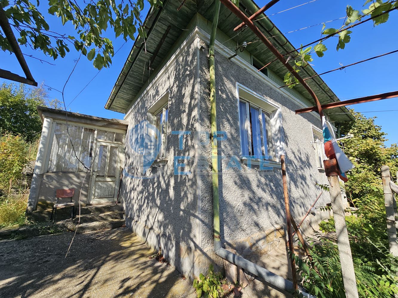 Тухлена къща с вътрешна тоалетна, гараж и голям двор в село Българско сливово, област В. Търново - 0