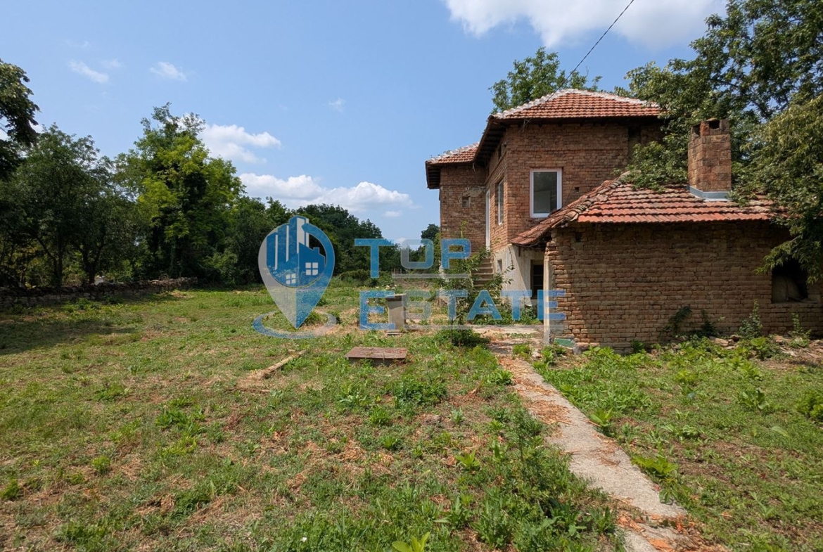 Двуетажна тухлена къща разположена в село Стамболово, община Павликени, област Велико Търново - 0