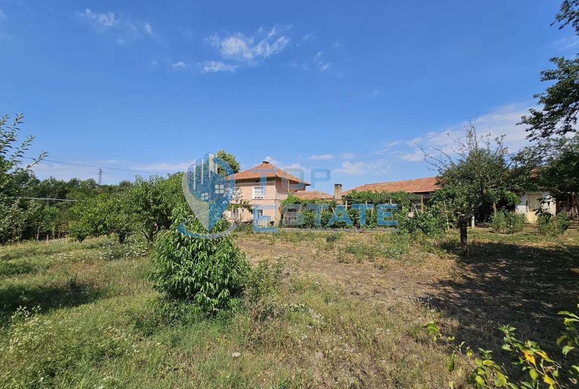 Двуетажна тухлена къща с гараж и голям двор в село Добромирка - 0