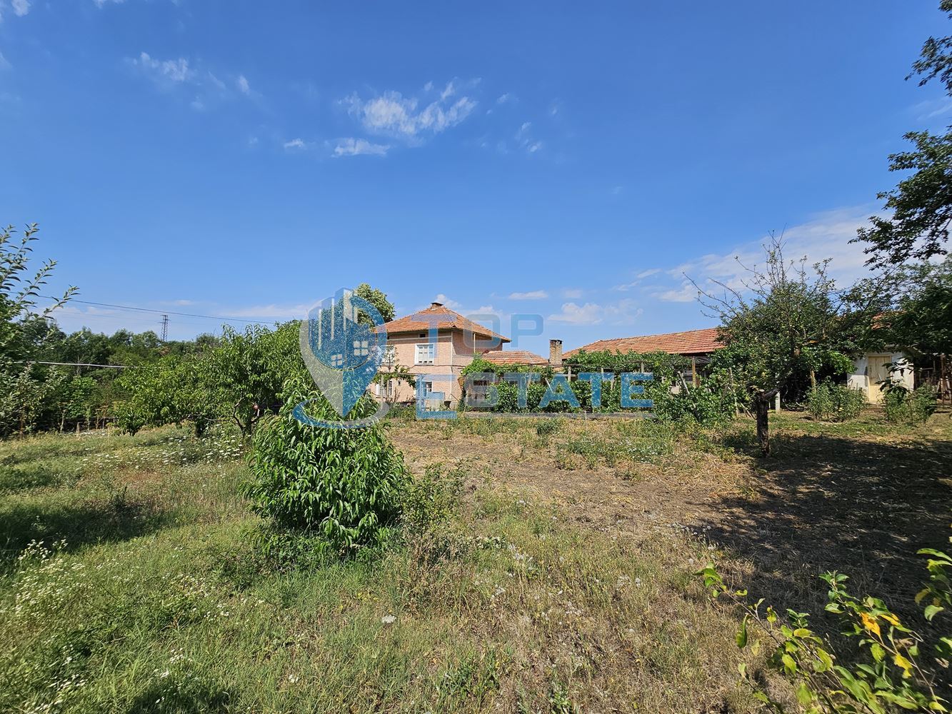 Двуетажна тухлена къща с гараж и голям двор в село Добромирка - 0