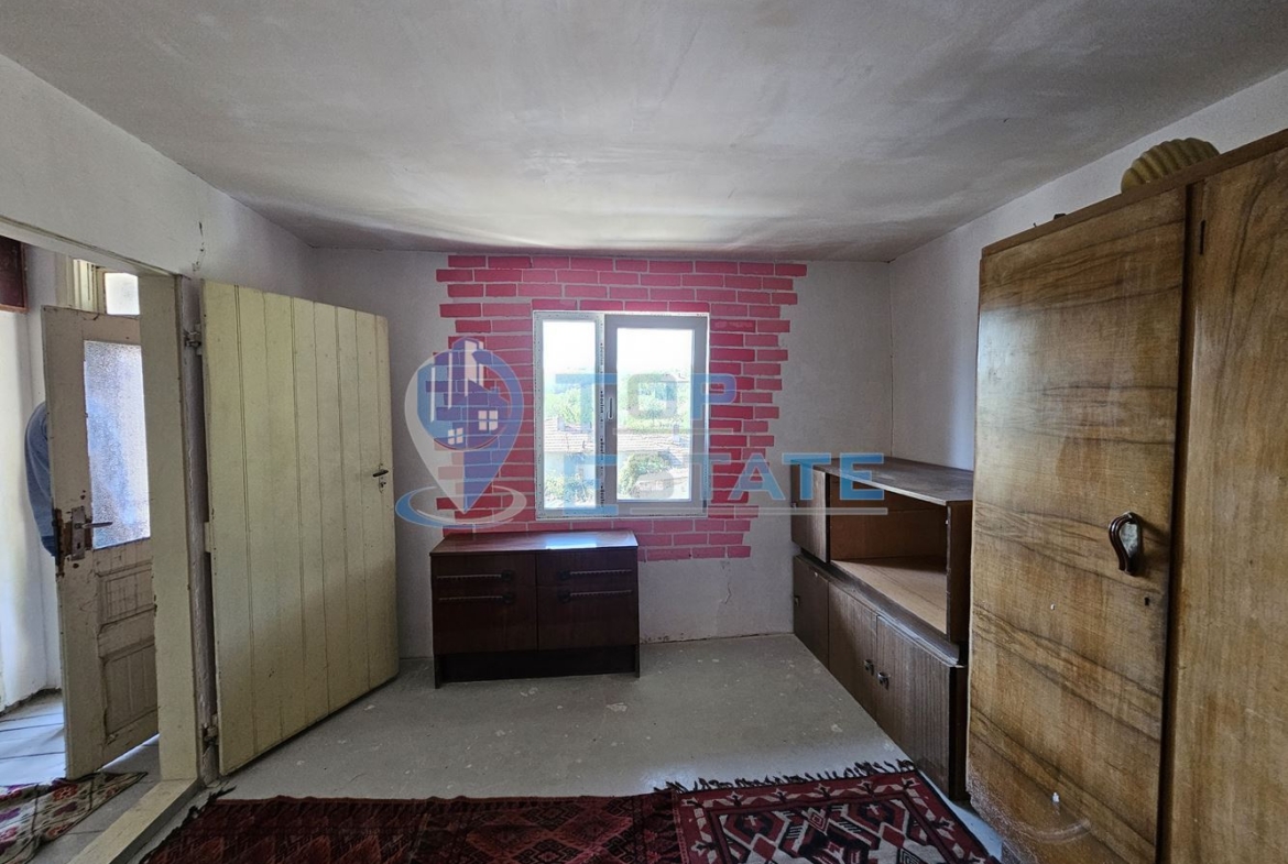 Реновирана къща с голям двор и гараж в село Самоводене - 0