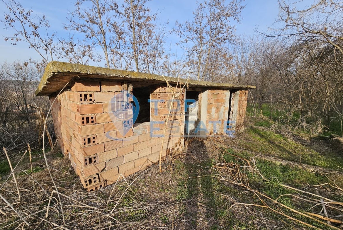 Двуетажна тухлена къща с голям двор в село Козловец, община Свищов - 0