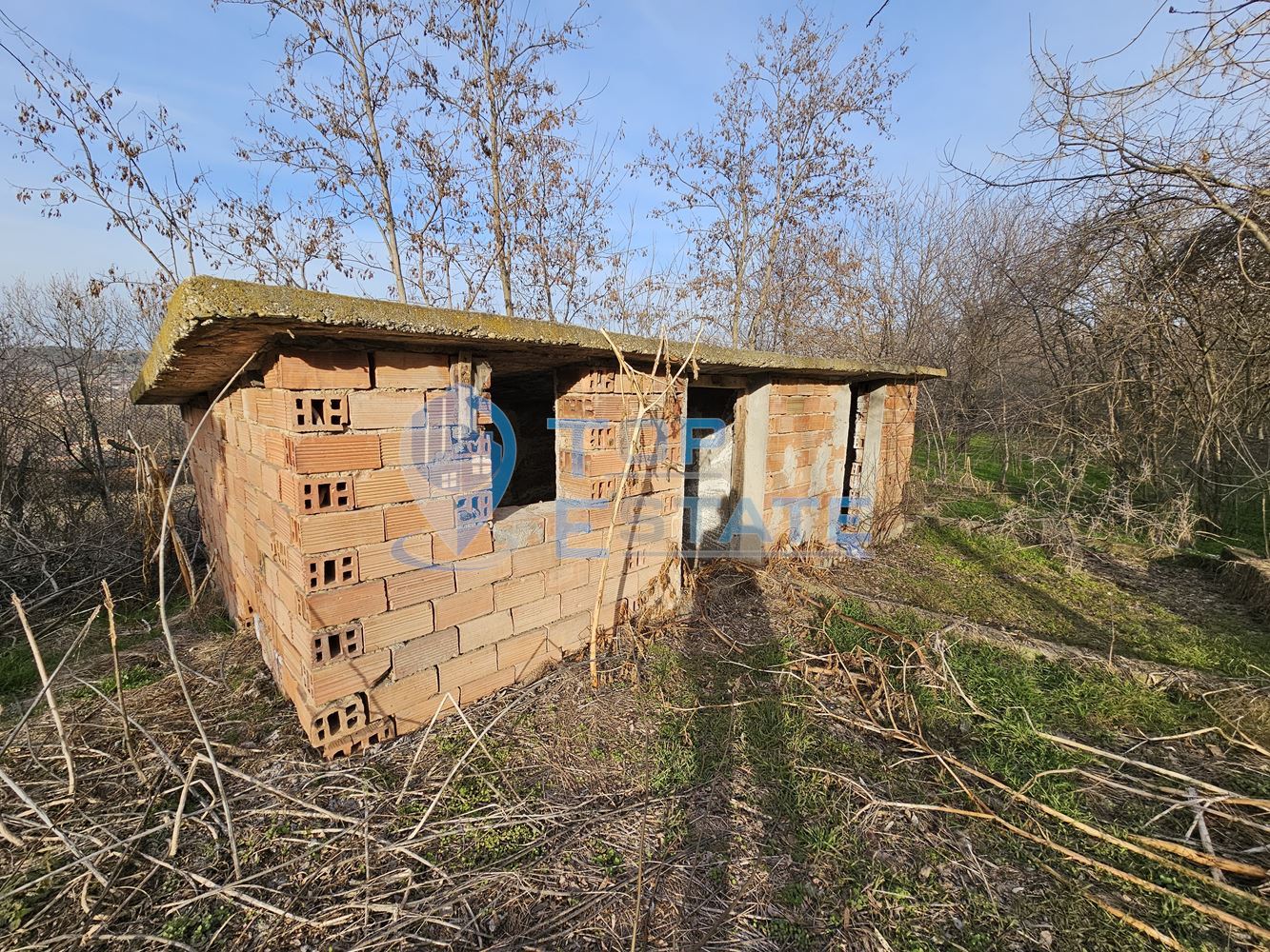 Двуетажна тухлена къща с голям двор в село Козловец, община Свищов - 0