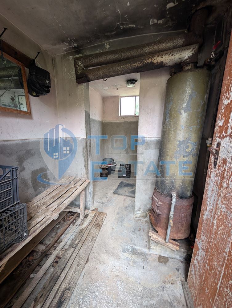 Двуетажна тухлена къща в близост до град Плачковци - 0