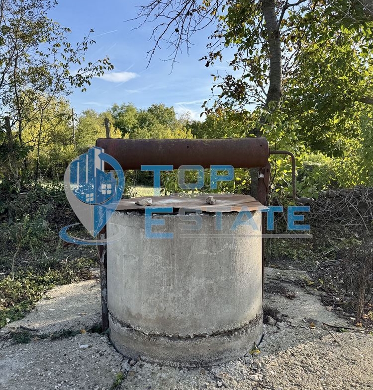 Двуетажна тухлена къща с кладенец в с. Михалци, област Велико Търново. - 0