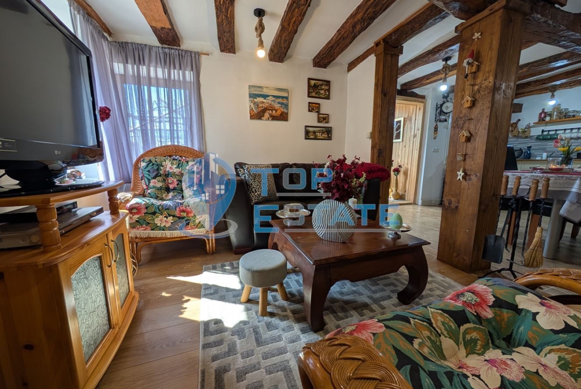 Двуетажна реновирана къща с красива панорама в село Вишовград - 0