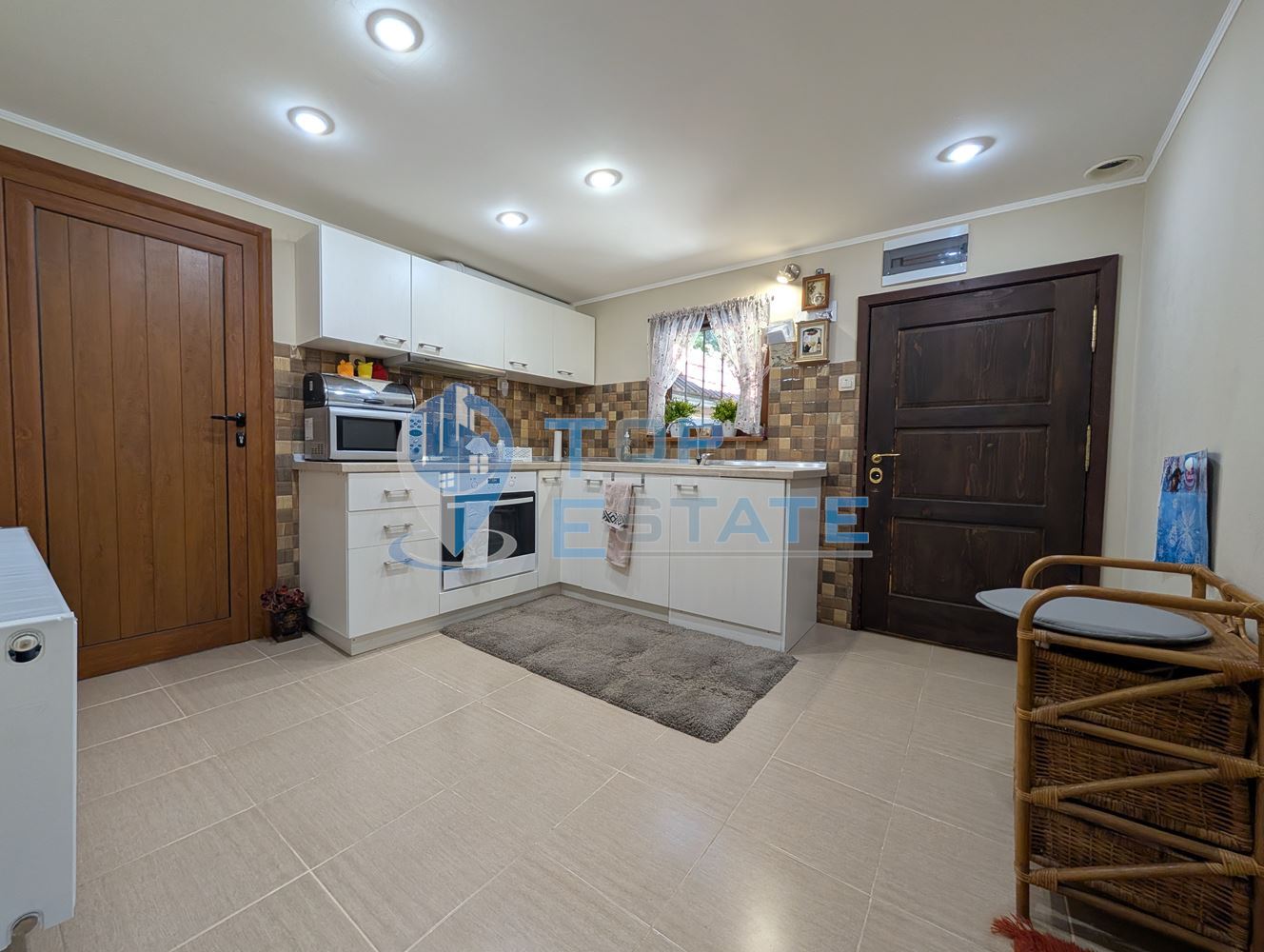 Реновирана двуетажна къща в Тревненския балкан - 0