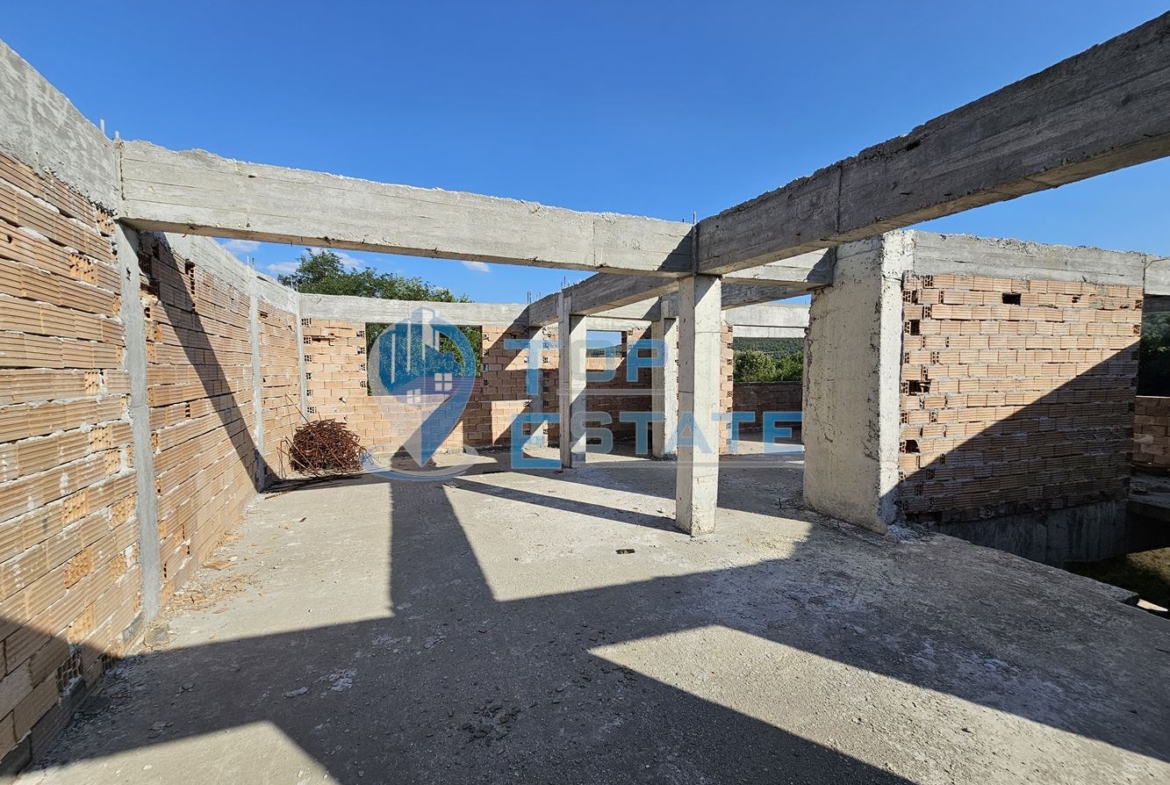 Двуетажна къща на груб строеж с втора къща и басейн с панорама в село Леденик - 0