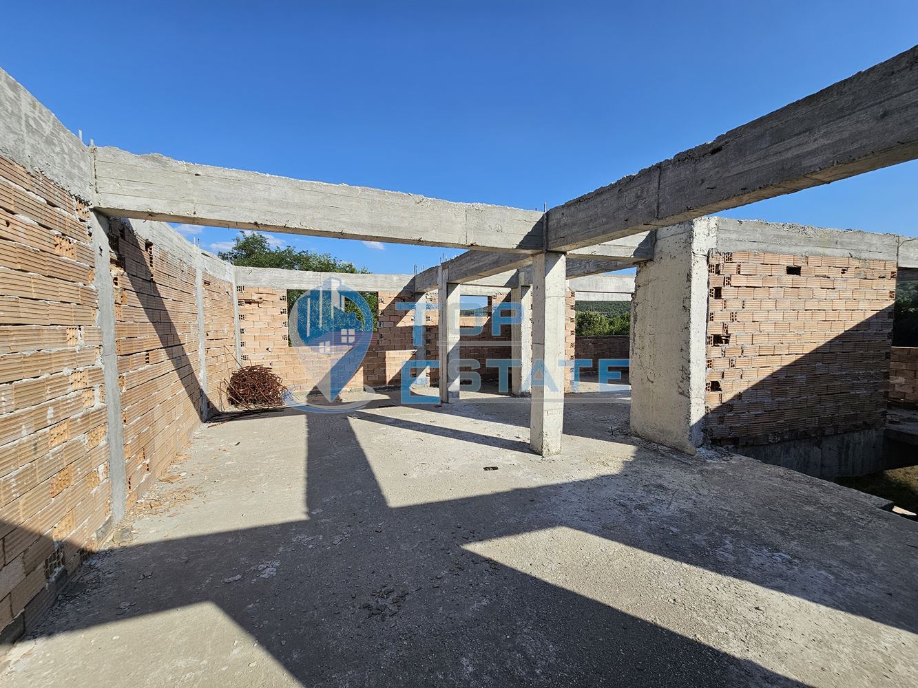 Двуетажна къща на груб строеж с втора къща и басейн с панорама в село Леденик - 0