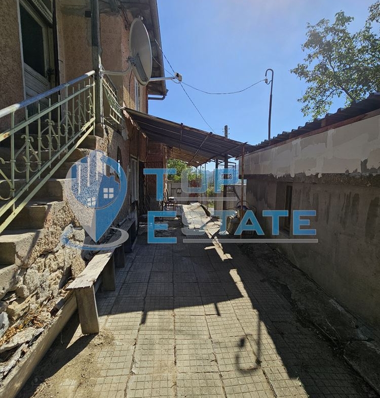 Реновирана къща с голям двор и гараж в село Самоводене - 0