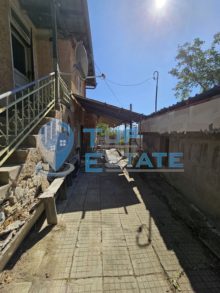 Реновирана къща с голям двор и гараж в село Самоводене - 0