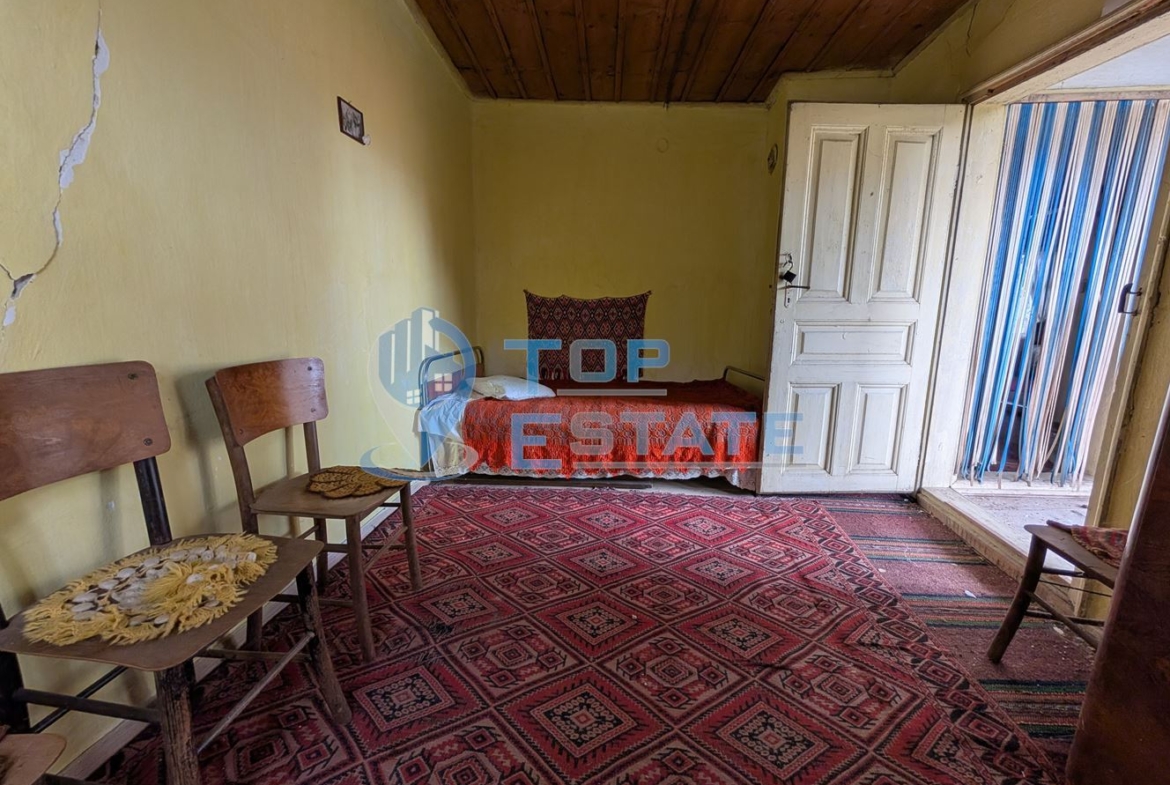 Двуетажна старинна къща с кладенец в село Малки Вършец - 0