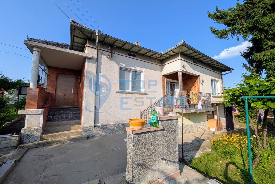 Едноетажна къща с множество стопански постройки и голям двор в село Хаджидимитрово - 0