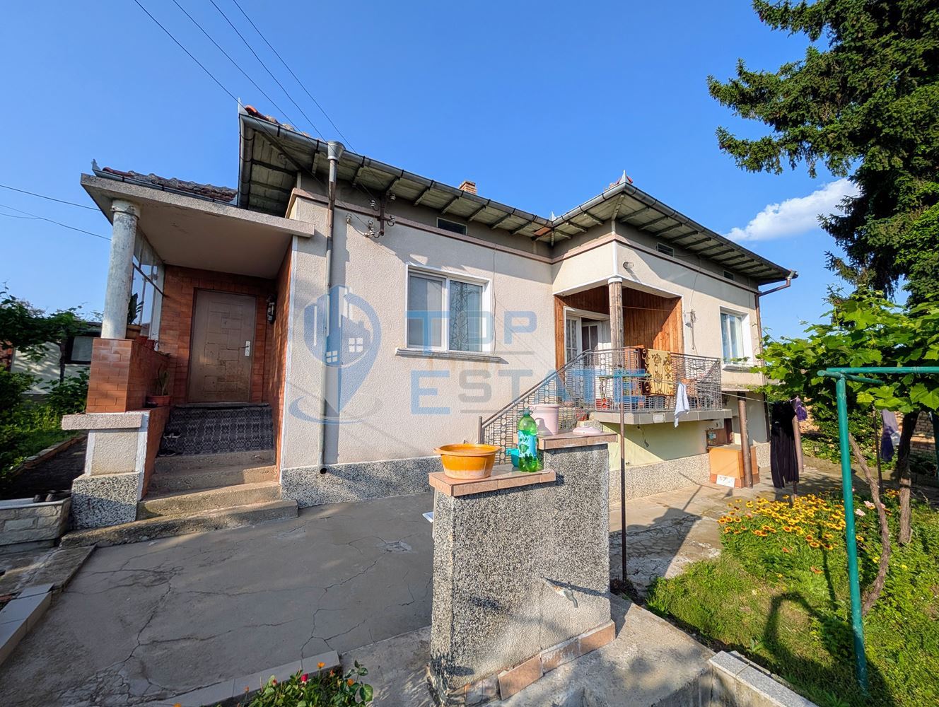 Едноетажна къща с множество стопански постройки и голям двор в село Хаджидимитрово - 0