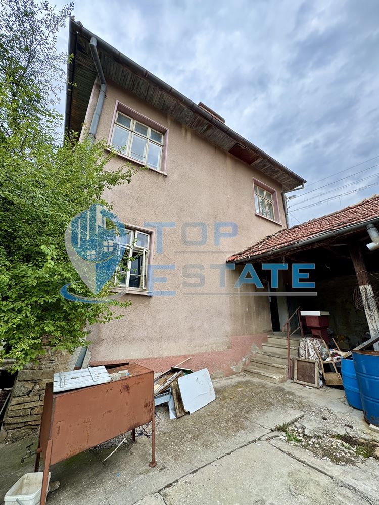 Голяма двуетажна тухлена къща в село Янтра, област Габрово. - 0