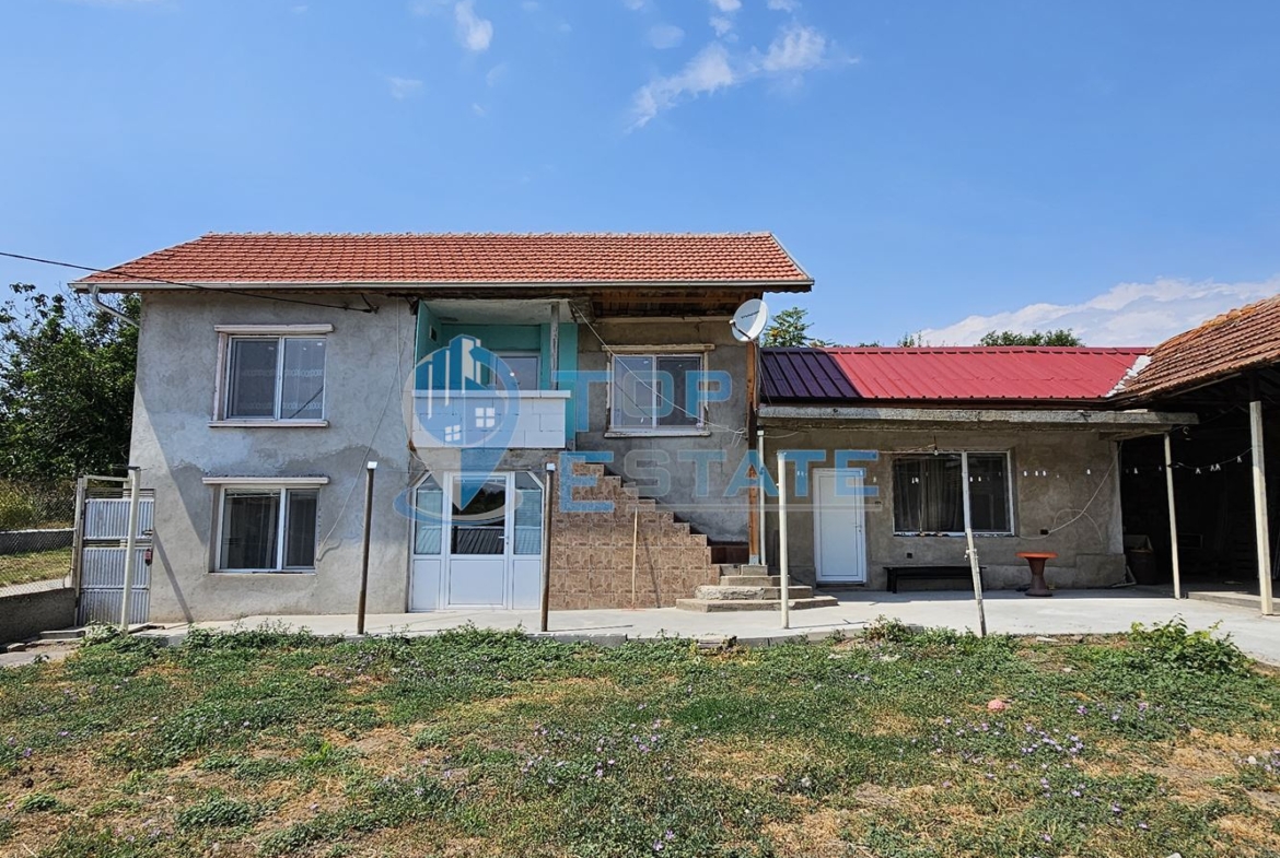 Двуетажна обзаведена и ремонтирана къща с три спални в село Страхилово, област Велико Търново - 0