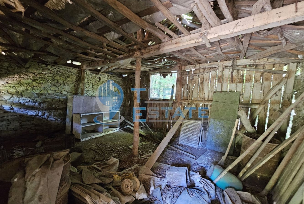 Парцел с каменна постройка до гора и поточе в квартал Златари, град Габрово - 0