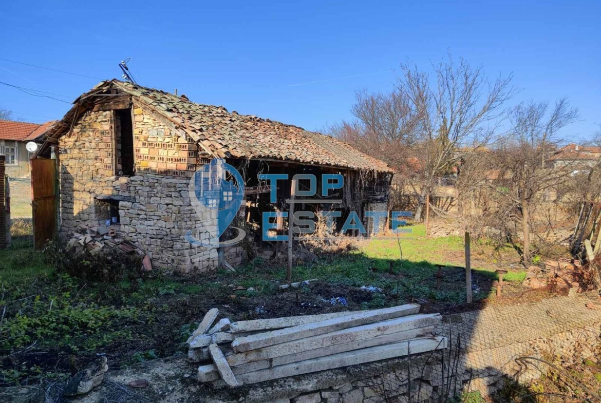 Двуетажна къща с кладенец в село Куцина, област Велико Търново - 0