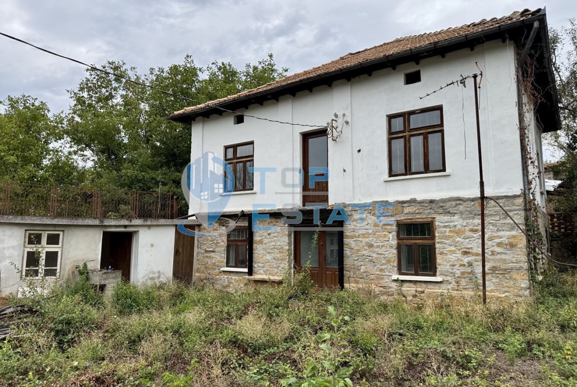 Двуетажна тухлена къща с допълнителни постройки и голям двор в село Караиванца, област Габрово. - 0