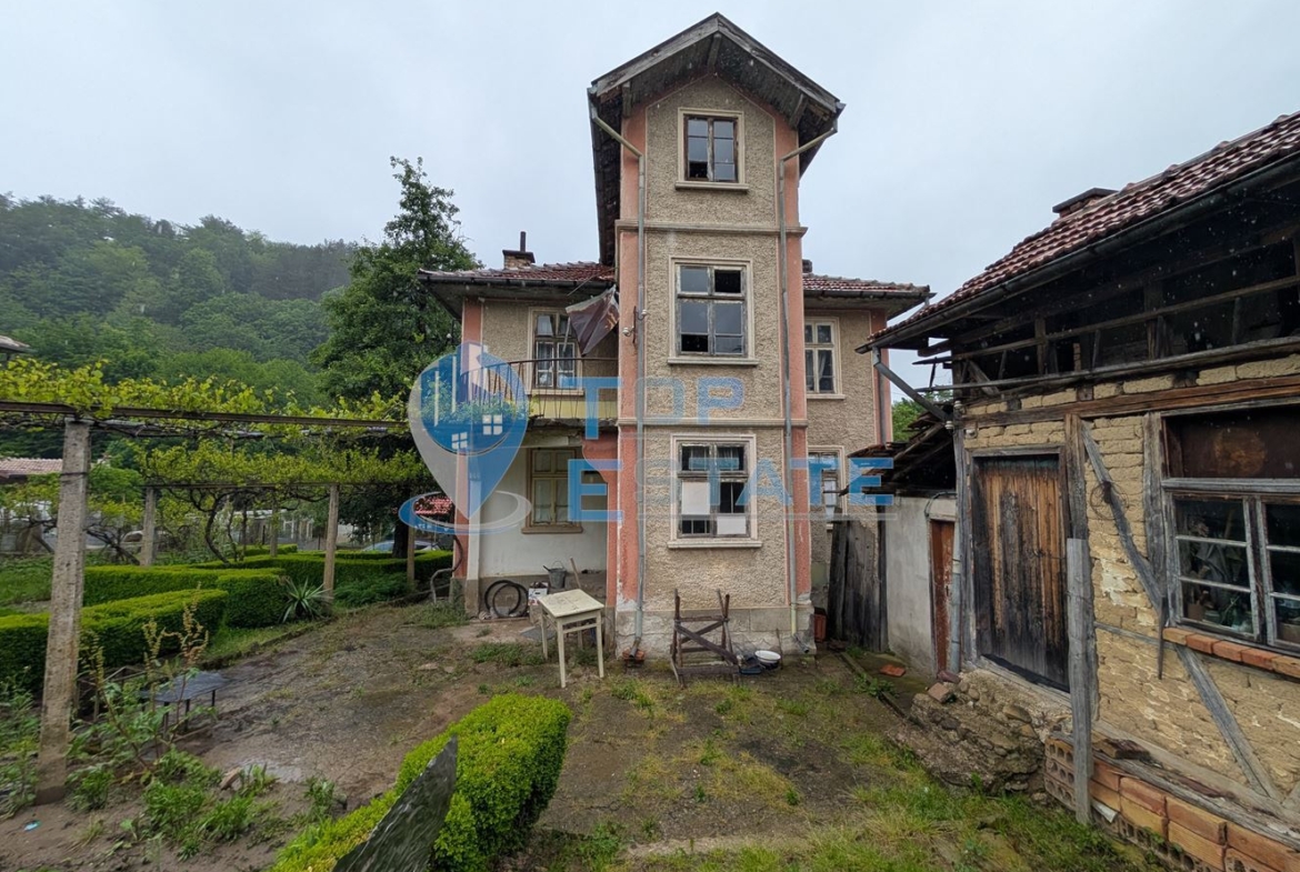 Двуетажна тухлена къща в близост до град Плачковци - 0