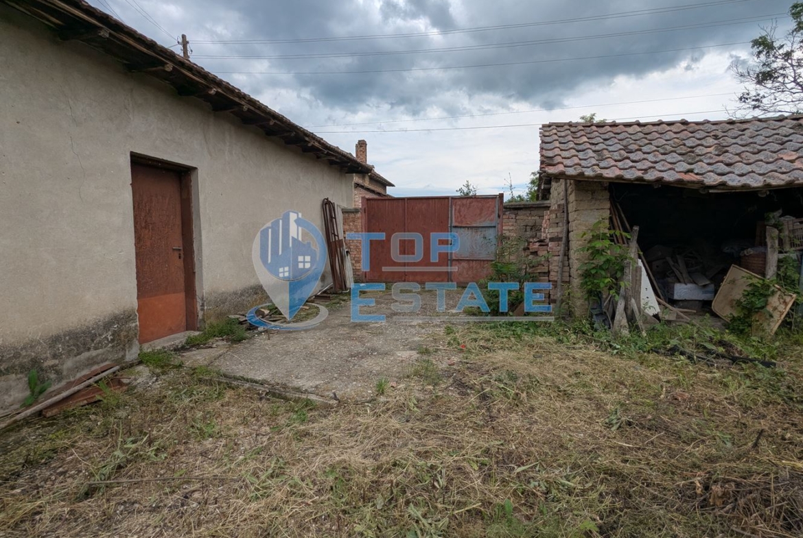 Тухлена къща с голям двор и кладенец в село Караисен, община Павликени, област Велико Търново - 0