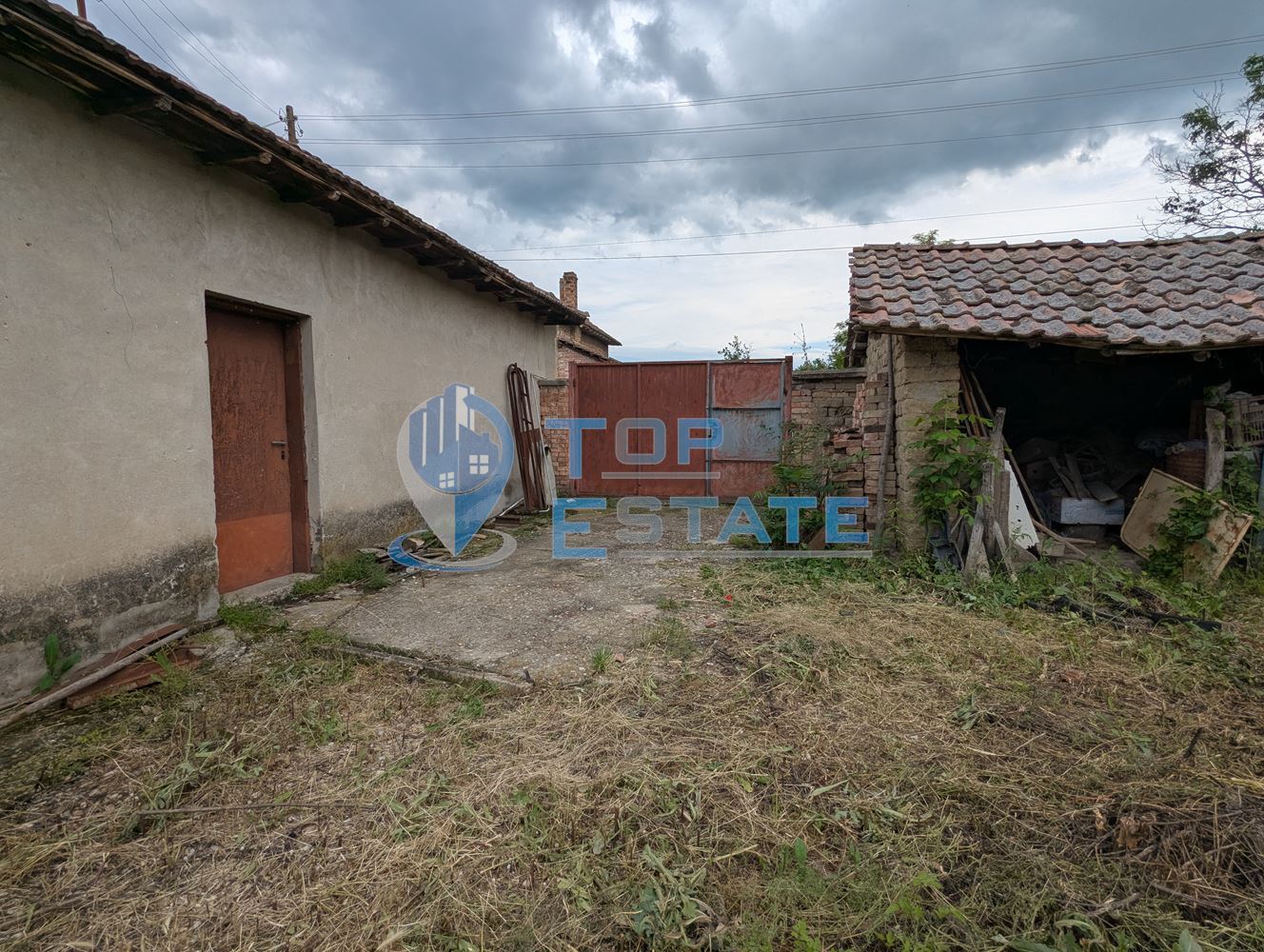 Тухлена къща с голям двор и кладенец в село Караисен, община Павликени, област Велико Търново - 0