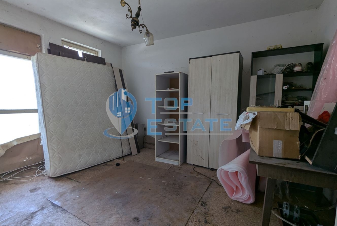 Двустаен апартамент в тухлена сграда в близост до гарата в град Стражица, област Велико Търново - 0