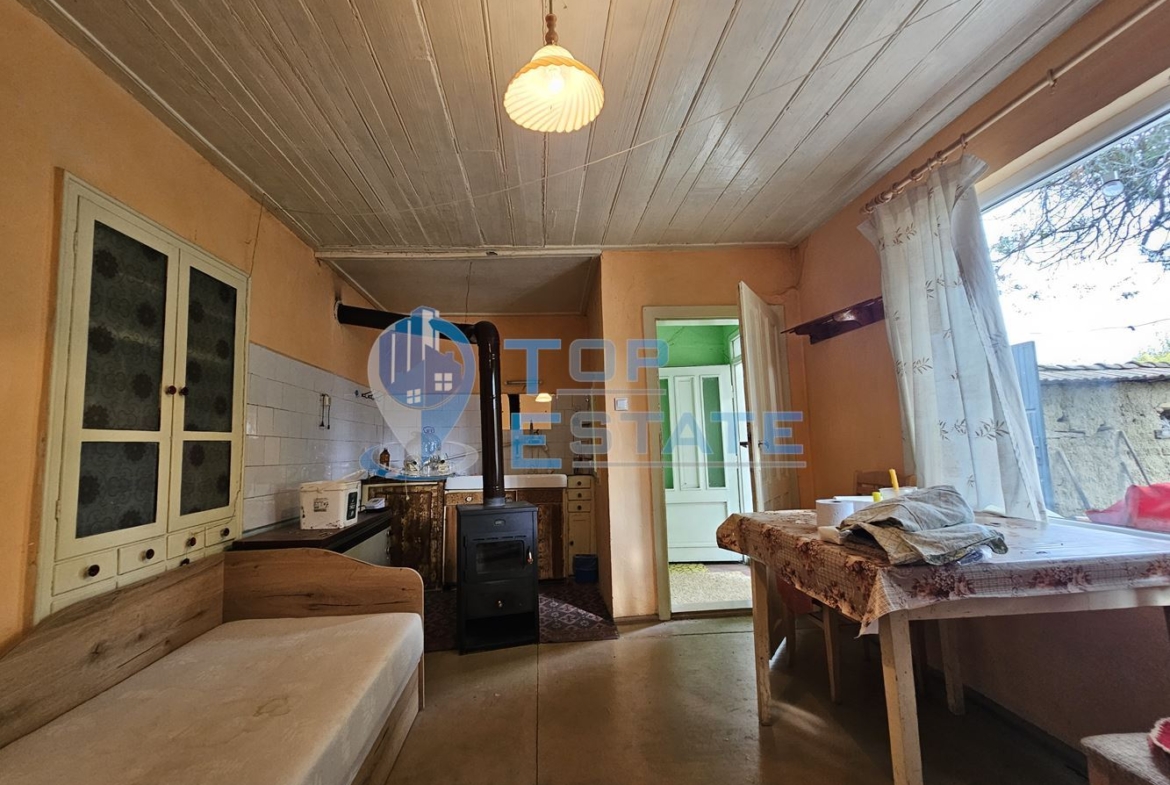 Масивна двуетажна къща с голям двор и гараж в село Караисен - 0