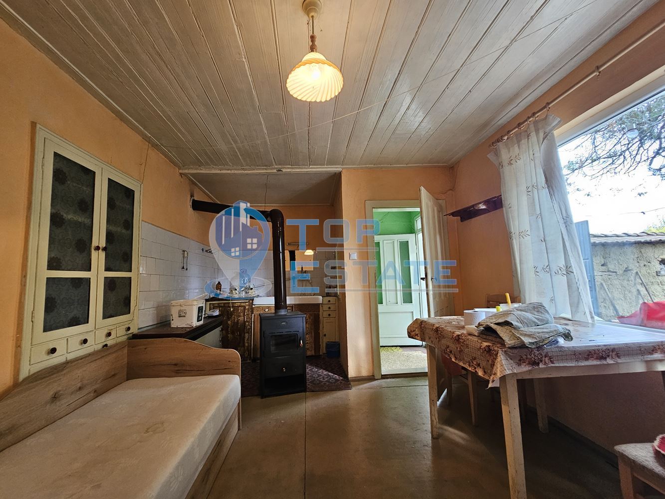 Масивна двуетажна къща с голям двор и гараж в село Караисен - 0