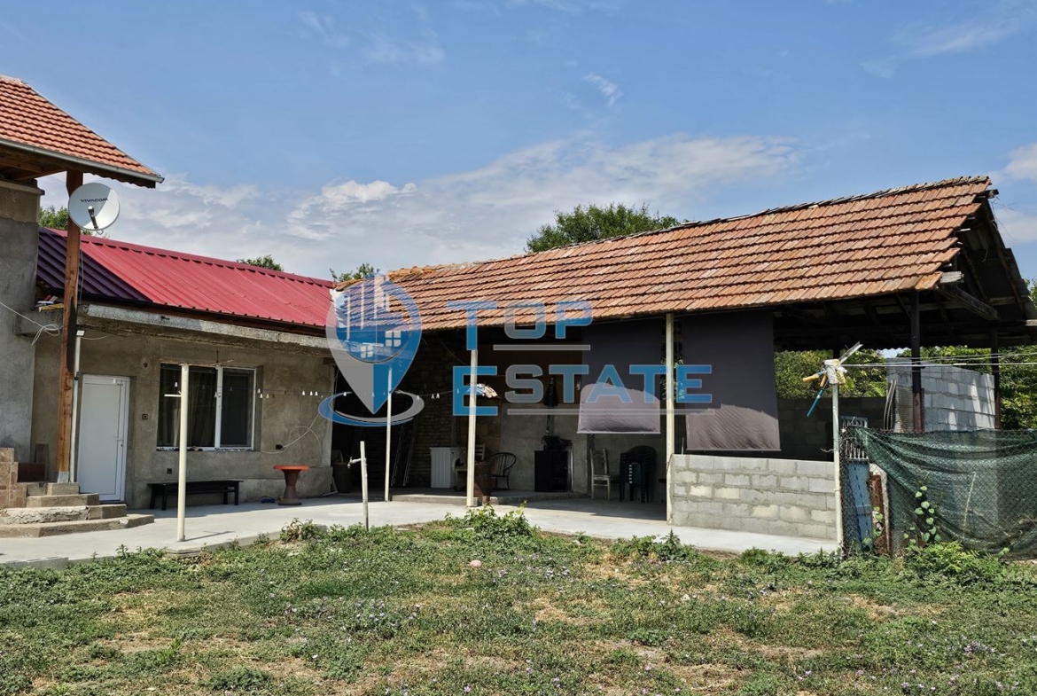 Двуетажна обзаведена и ремонтирана къща с три спални в село Страхилово, област Велико Търново - 0