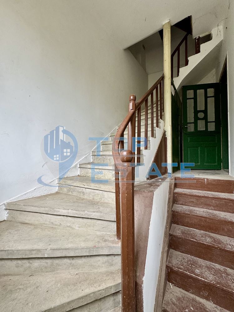 Голяма двуетажна тухлена къща в село Янтра, област Габрово. - 0