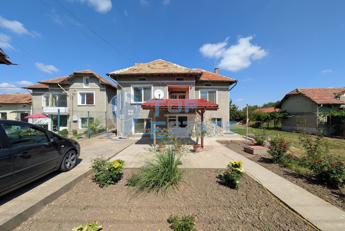 Двуетажна къща след ремонт в село Караисен - 0