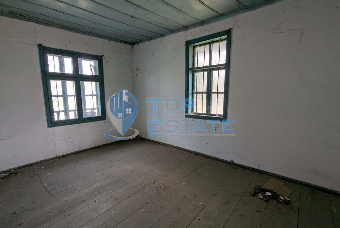 Къща с голям двор и кладенец в село Благоево, област Велико Търново - 0