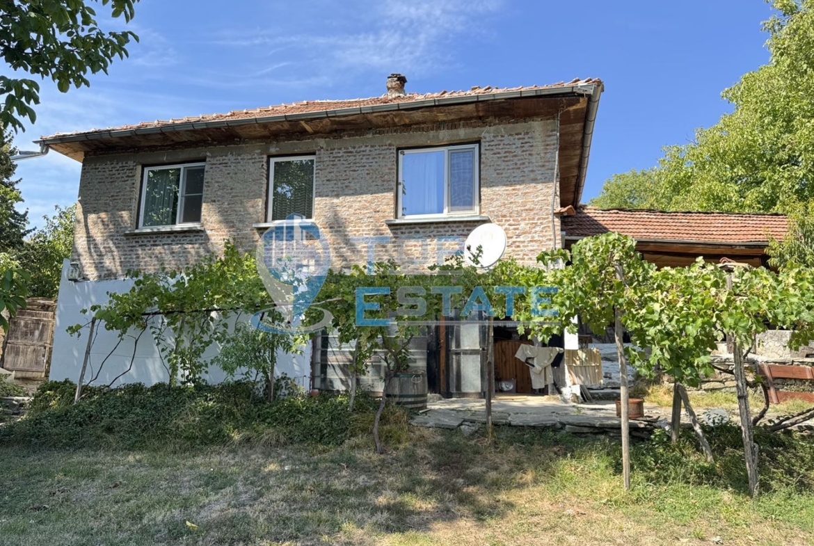 Двуетажна тухлена къща с кладенец и голям двор в село Гоздейка, област Велико Търново - 0