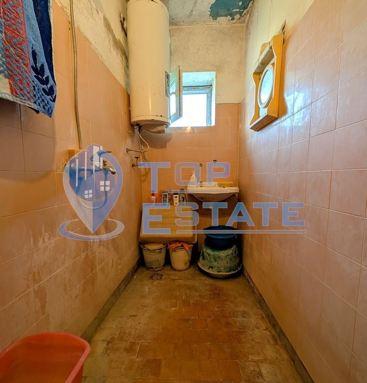 Едноетажна къща с множество стопански постройки и голям двор в село Хаджидимитрово - 0