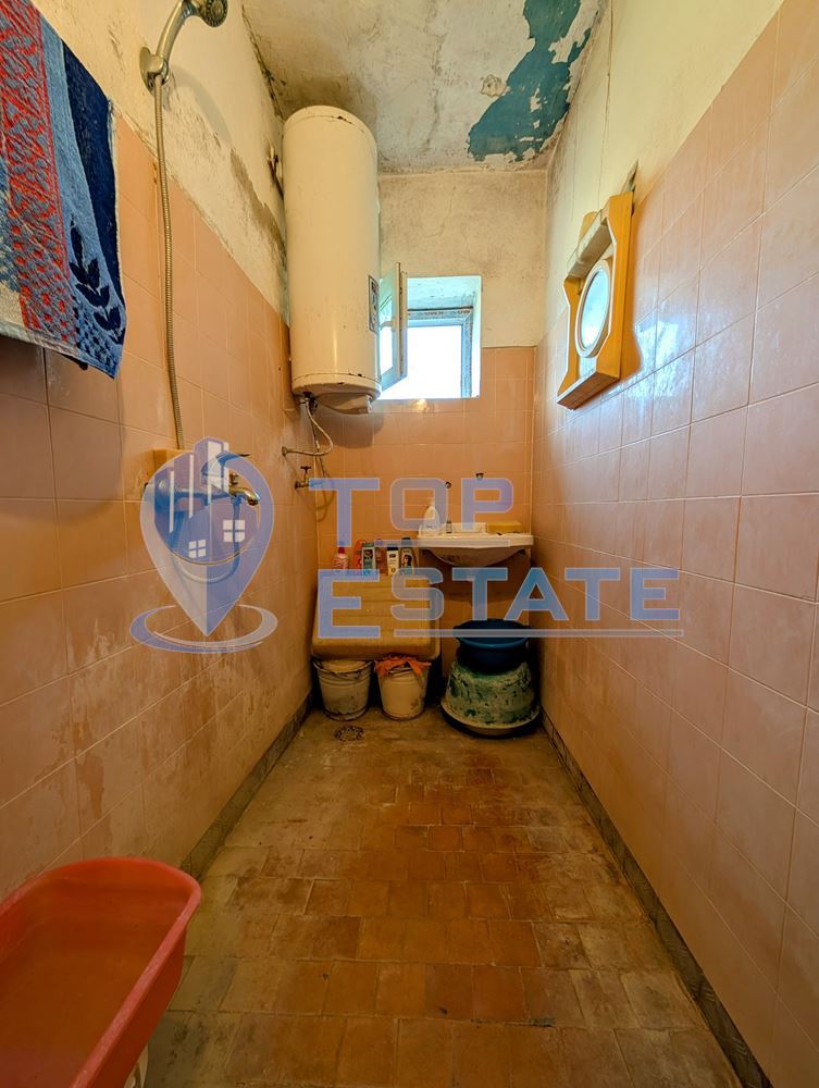 Едноетажна къща с множество стопански постройки и голям двор в село Хаджидимитрово - 0