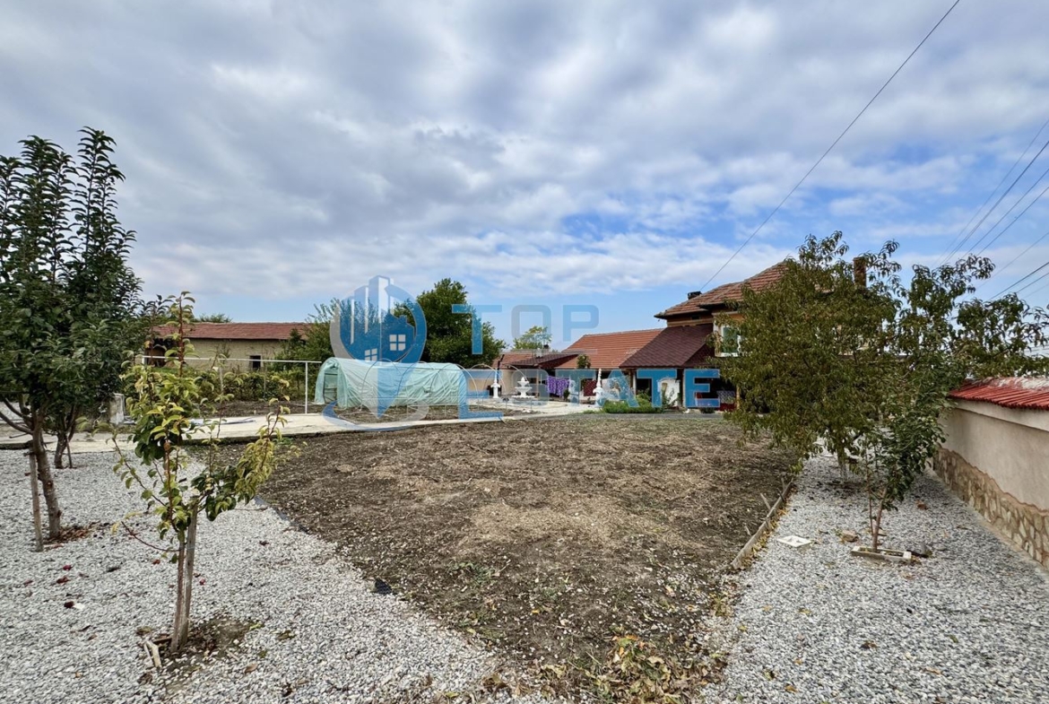 Двуетажна тухлена къща с кладенец и допълнителни постройки в село Недан, област Велико Търново - 0