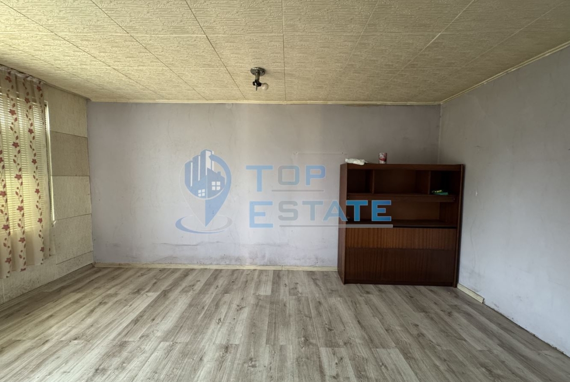 Тухлена къща с кладенец и стопански постройки в село Драганово, област Велико Търново - 0