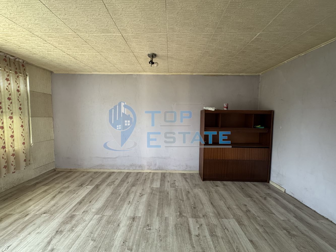 Тухлена къща с кладенец и стопански постройки в село Драганово, област Велико Търново - 0