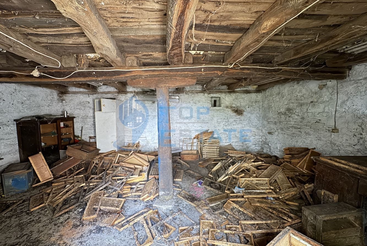 Двуетажна тухлена къща с голям двор в село Патреш, област Велико Търново - 0