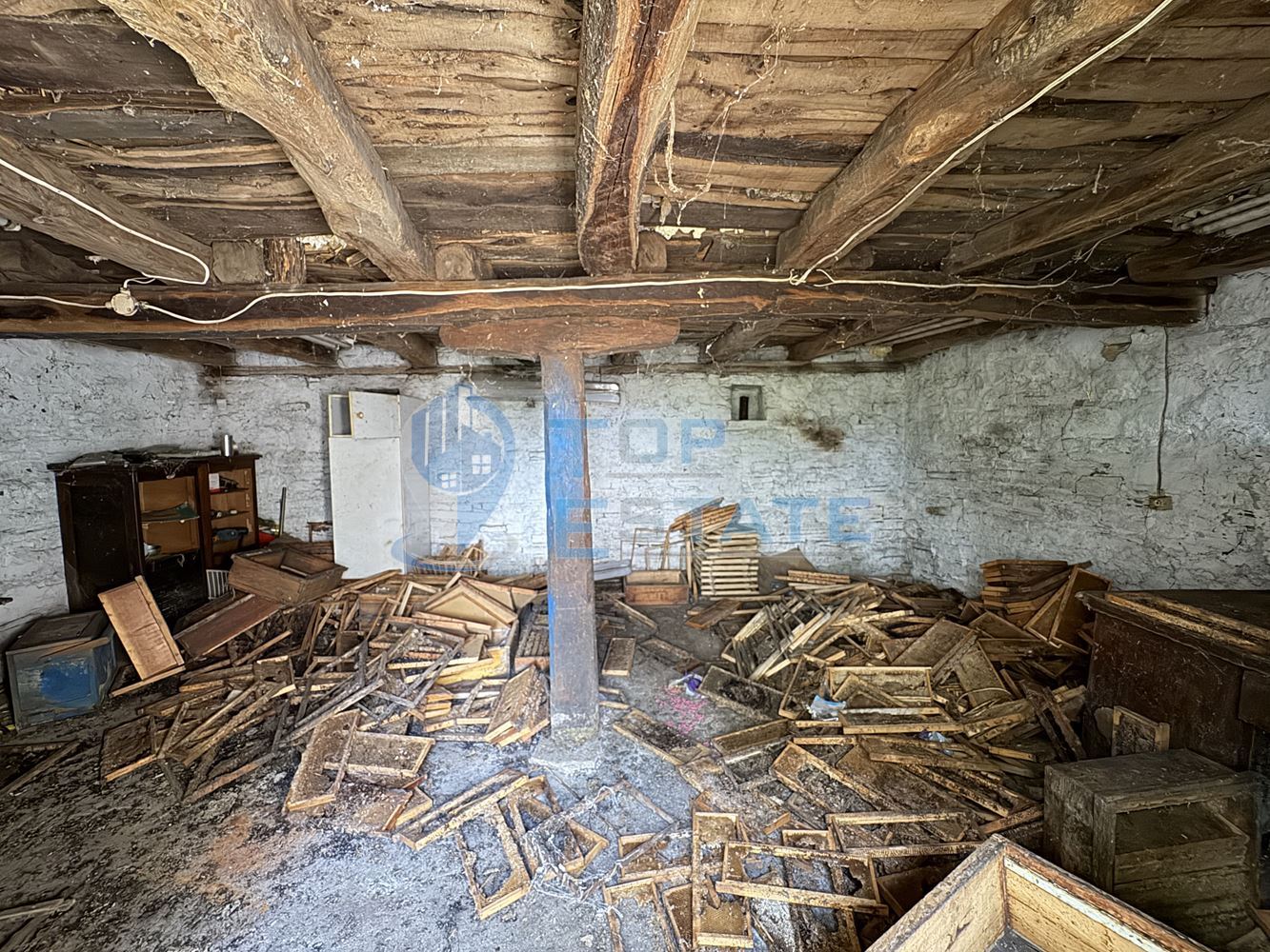 Двуетажна тухлена къща с голям двор в село Патреш, област Велико Търново - 0