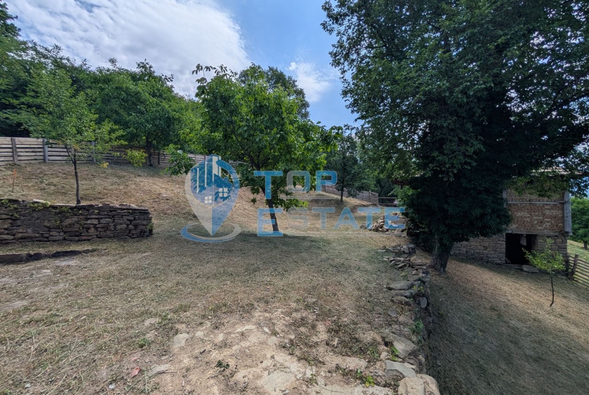 Двуетажна къща с уникална панорамна гледка в Тревненския балкан - 0