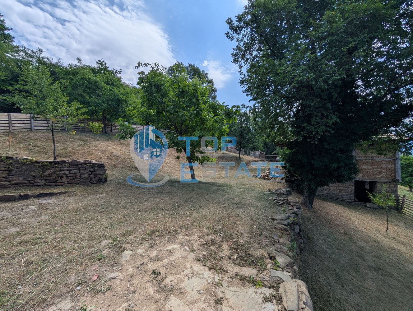 Двуетажна къща с уникална панорамна гледка в Тревненския балкан - 0