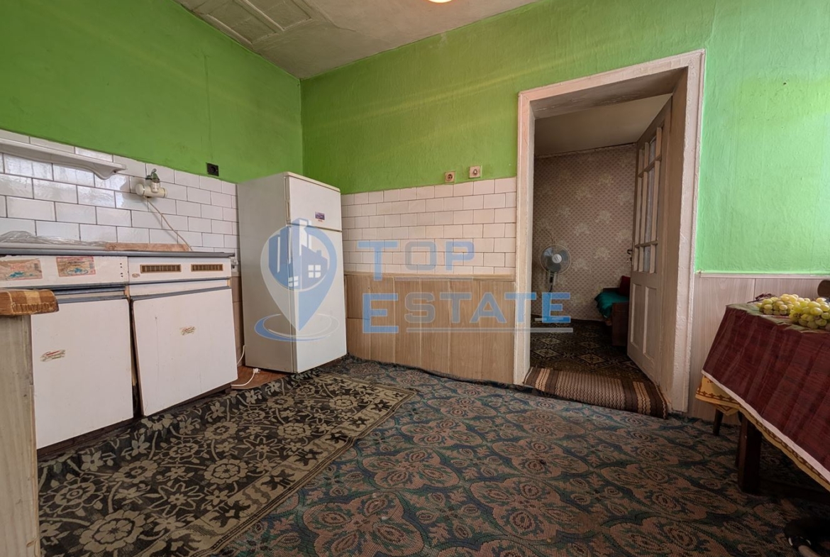 Едноетажна къща с кладенец и гараж в квартал Калтинец, град Горна Оряховица - 0